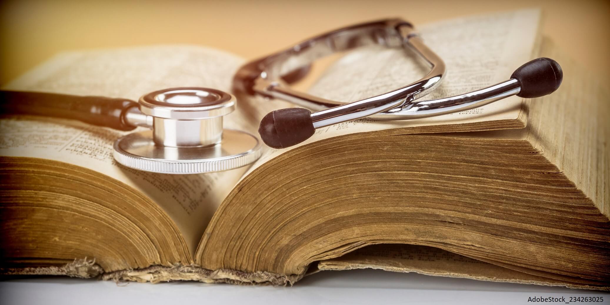 Stethoskop auf einem alten Medizinbuch
