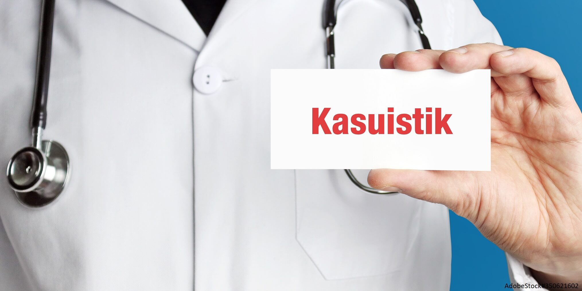 Arzt mit Stethoskop hält Schild mit Aufschrift "Kasuistik"