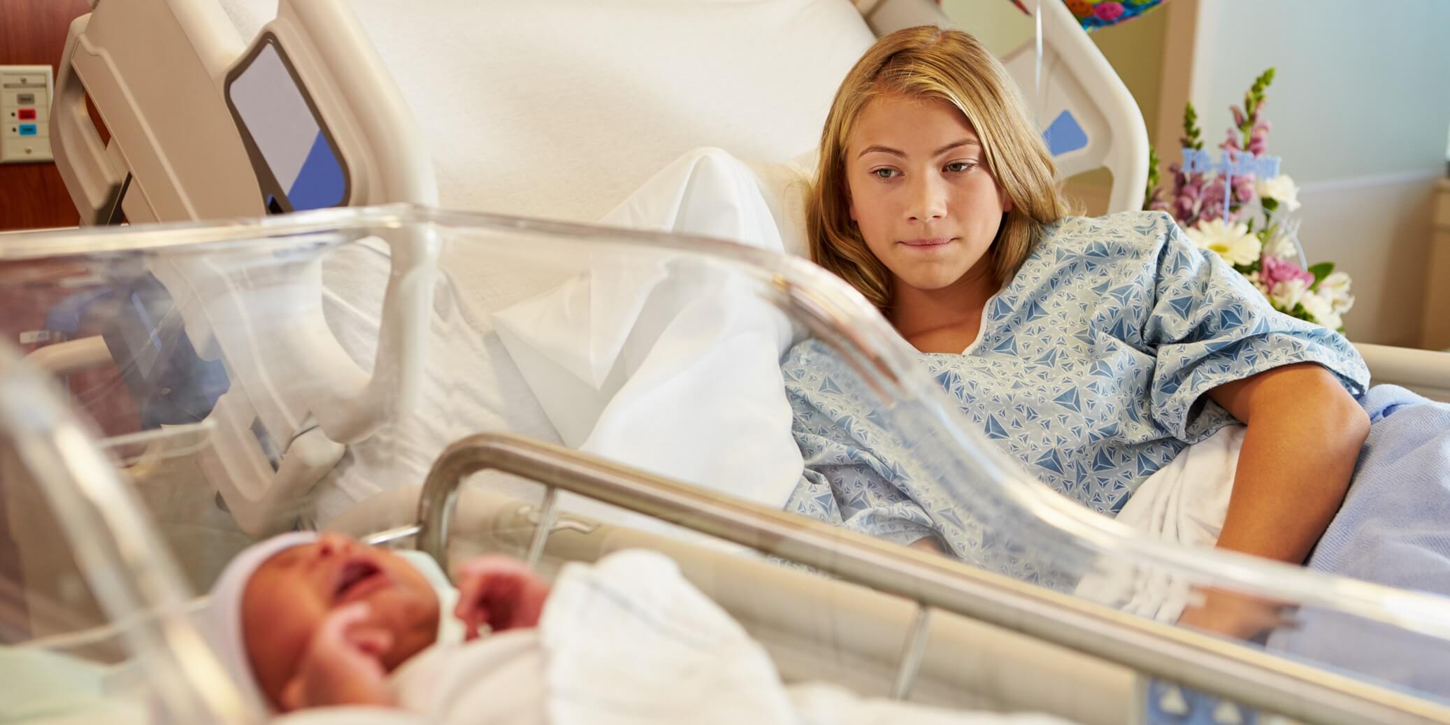 Teenager mit neugeborenem Baby im Krankenhaus